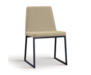 cadeira estofada eva cor bege estrutura preta design minimalista